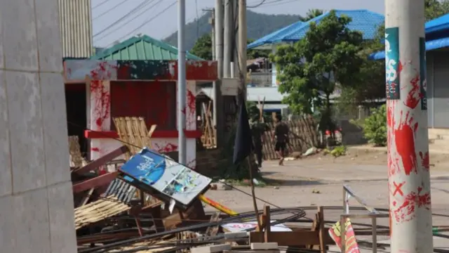 ၁၅ မိုင်လောက် ရှည်တဲ့ ဒီးမော့ဆို - မိုးဗြဲကားလမ်း ဘယ်ညာ တလျောက်က နေအိမ်တွေမှာ မရှိသလောက်ဖြစ်သွား
