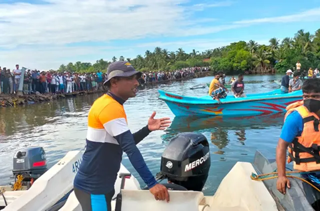 மீட்புப் பணியில் அதிகாரிகள்