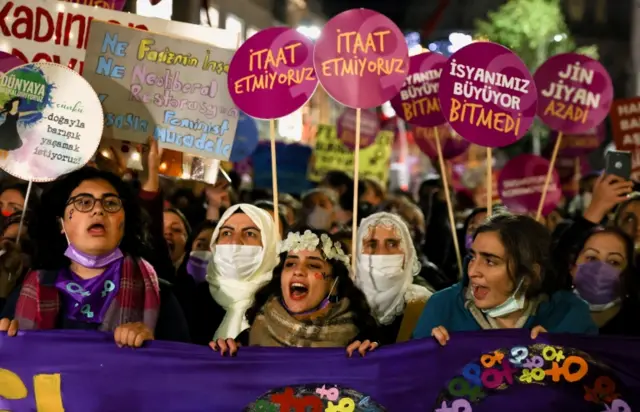 تظاهرات علیه خشونت‌هایی که مبنای جنسیتی دارد در روز جهانی مبارزه با خشونت علیه زنان در شهر استانبول