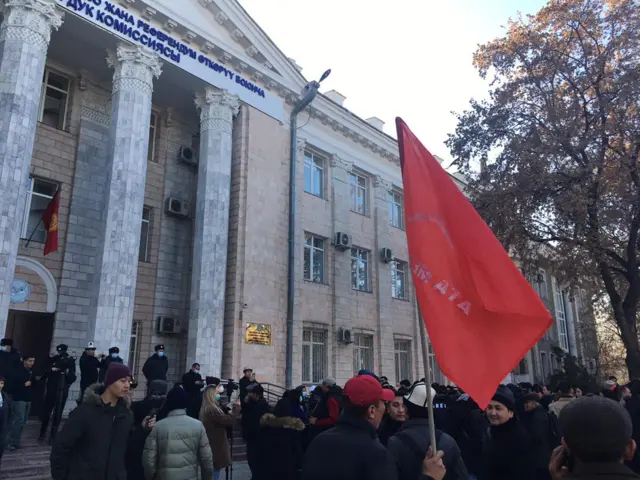 БШК алдына шайлоо жыйынтыгына нааразы жарандар чогулду
