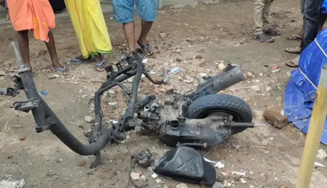 இருசக்கர வாகனத்தில் வெடித்த பாட்டாசு: தந்தை, மகன் பலி