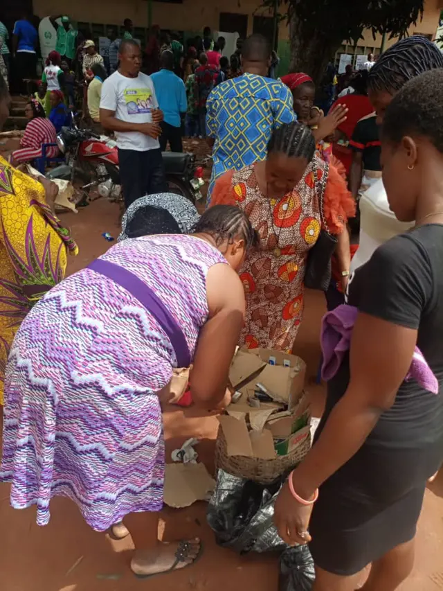 Di fish seller dey sell her market