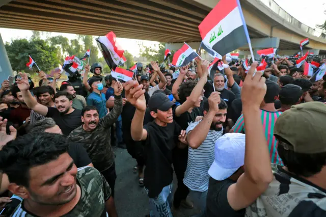 متظاهرون عراقيون بالقرب من المنطقة الخضراء