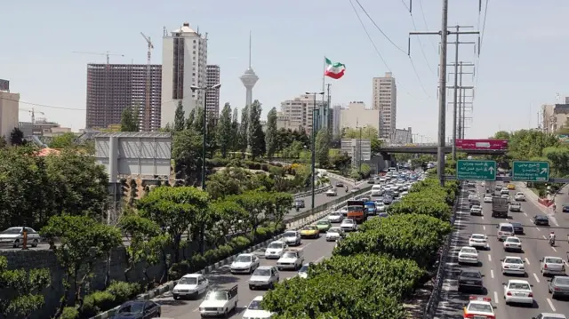 مشهد عام للعاصمة الإيرانية طهران يظهر الاختناق المروري في ساعة الذروة