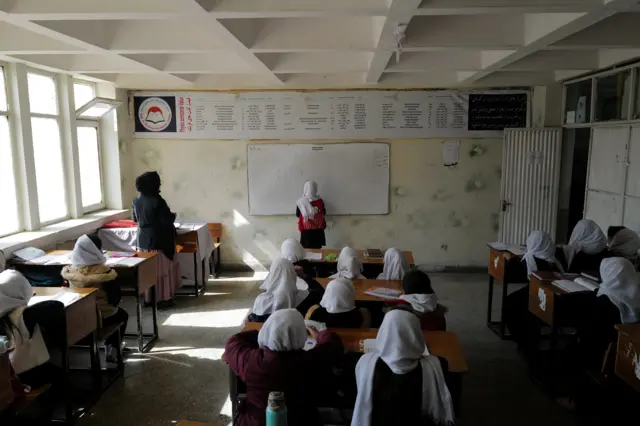 تلميذات في مدرسة بنات في أفغانستان.