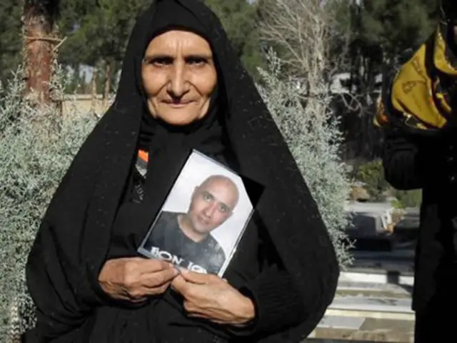 گوهر عشقی عکس فرزندش ستار بهشتی را دست دارد