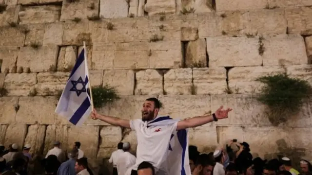 यरुशलम में यहूदी इसरािली झंडे के साथ