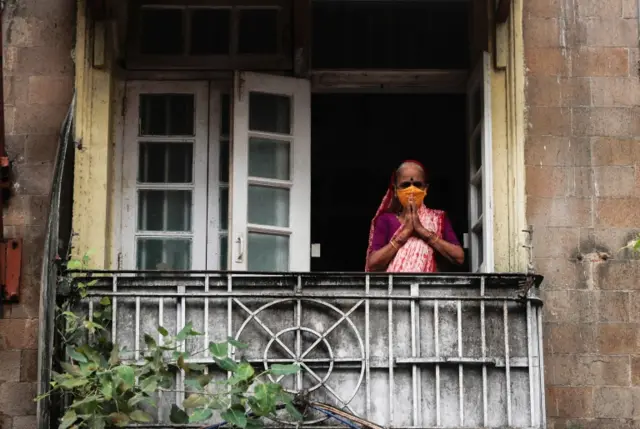 मास्क लगाए एक वृद्ध महिला