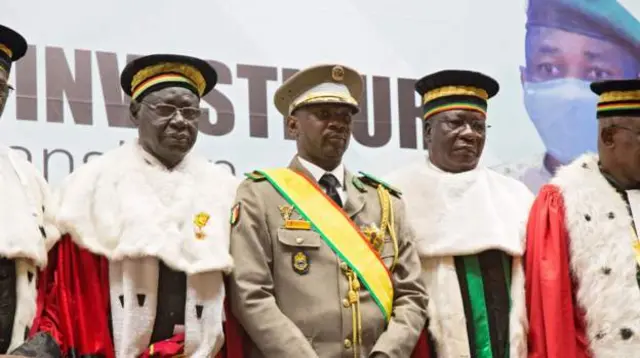 Kanali Assimi Goita (katikati) alichukua mamlaka nchini Mali baada ya mapinduzi ya mwaka jana