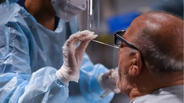 Abiria akifanyiwa kipimo katika eneo la kuondoka kwenye Uwanja wa Ndege wa Kimataifa wa Sydney