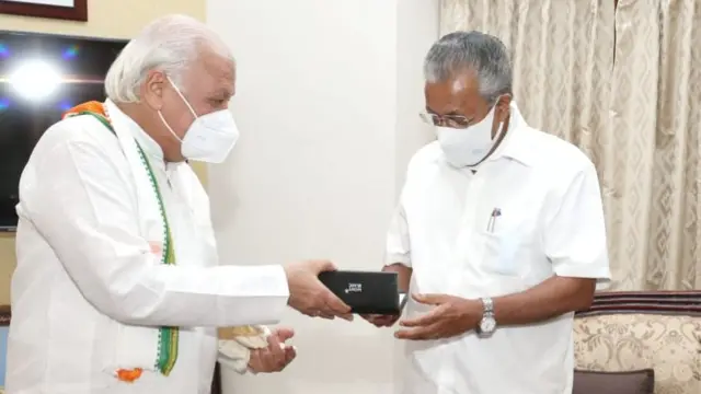 केरल के राज्यपाल आरिफ़ मोहम्मद ख़ान के साथ सीएम पिनराई विजयन