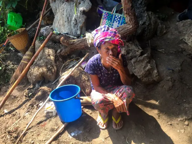 ကယားမှာ စစ်ကောင်စီနဲ့ ဒေသကာကွယ်ရေးတပ်တွေကြောင့် တိုက်ပွဲရှောင်ရသူတွေဆီ အကူအညီတွေမရောက်လို့ အာဟာရချို့တဲ့ပြီး လူသေဆုံးမှုတွေရှိခဲ့တဲ့အချက်ကိုလည်း HRW ကထောက်ပြပြောဆိုထားပါတယ်။