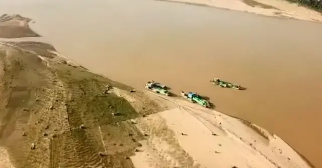 ဒီဇင်ဘာလ ၁၂ ရက်မှာ ရေမြုပ်မိုင်းနဲ့တိုက်ခိုက်ခံရတဲ့စစ်ကောင်စီရေယာဉ်ဟာ မဲ့ဒင်ရွာအနီး ချင်းတွင်းမြစ်ထဲမှာ နစ်မြုပ်နေပြီလို့ ဒေသကာကွယ်ရေးတပ်က ကောင်းကင်ကနေရိုက်ကူးထားတဲ့ရုပ်သံ ထုတ်ပြန်လာ