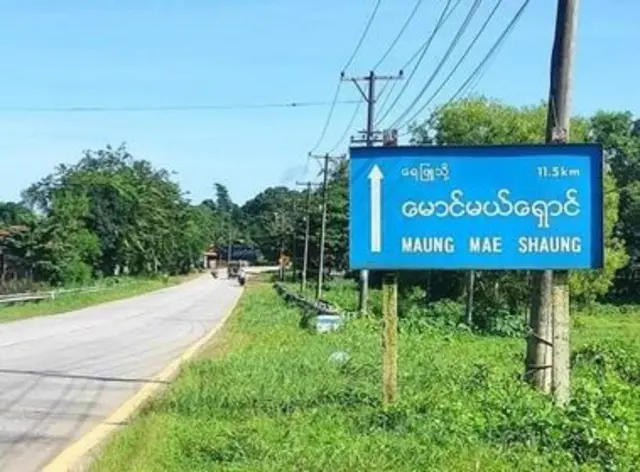 ပစ်ခတ်မှုဖြစ်တဲ့ ရေဝိုင်းရွာဟာ မောင်မယ်ရှောင်ကျေးရွာအုပ်စုထဲမှာရှိပြီး ရေး-ထားဝယ်လမ်းပေါ်ကနေ အတော်ဝေးဝေး ဝင်သွားရတဲ့နေရာမှာရှိပါတယ်။
