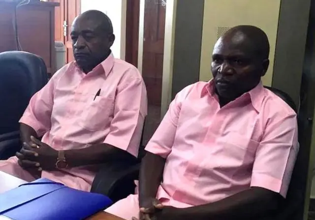 Ignace Nkaka (kushito) na Lt Col Nsekanabo Jean Pierre al maarufu  'Abega', walipokuwa mahakamani Januari 2020