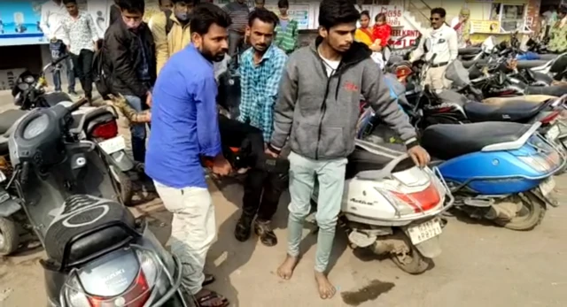 ઈજાગ્રસ્તને લઈ જતા લોકો