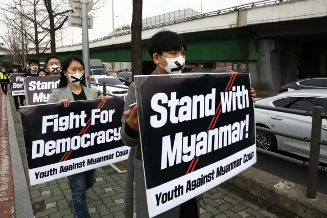 တောင်ကိုရီးယားနိုင်ငံသား တက်ကြွလှုပ်ရှားသူတွေက မြန်မာစစ်အာဏာသိမ်းမှုကိုဆန့်ကျင်ကြောင်းဆိုးလ်မြို့ တောင်ကိုရီးယားမြန်မာသံရုံးအနီး ပြီးခဲ့တဲ့ဖေဖော်ဝါရီလက ဆန္ဒပြခဲ့စဉ်