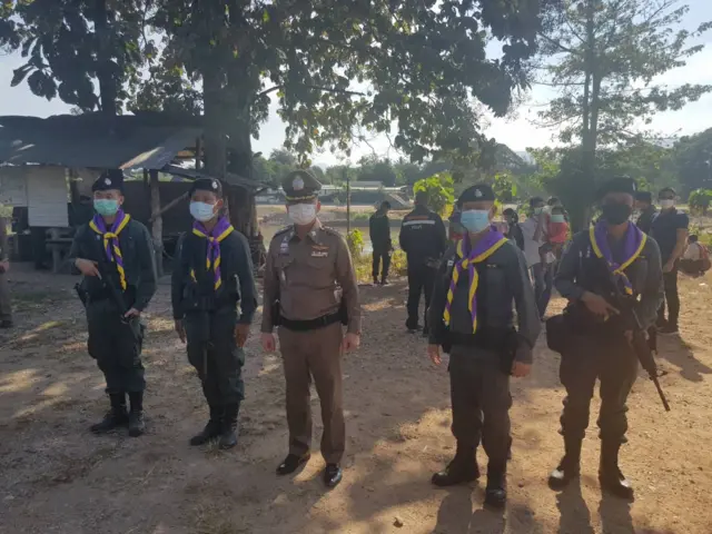 ထိုင်းဘက်ခြမ်းမှာ လုံခြုံရေးယူထားတဲ့ထိုင်းတပ်ဖွဲ့ဝင်တချို့