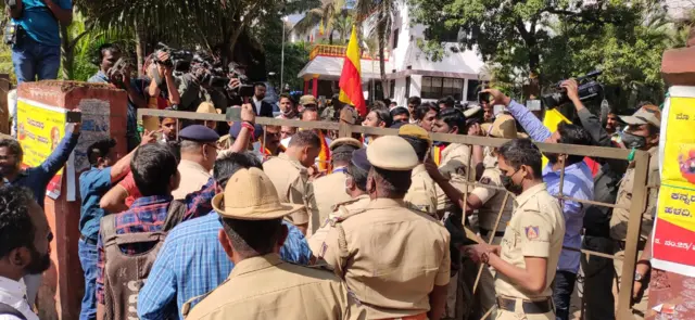 बेलगावी में हो रहा विरोध प्रदर्शन