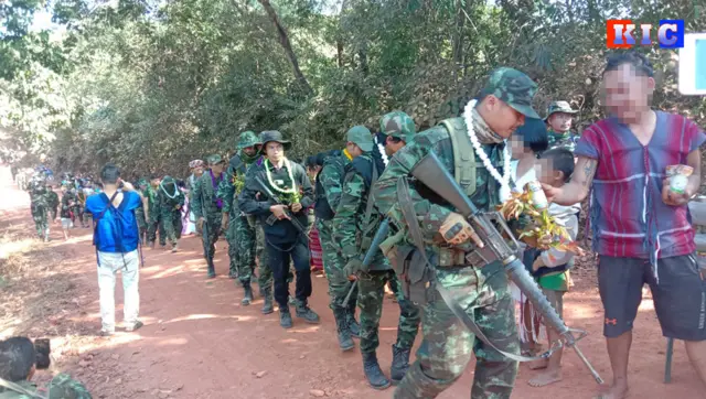 ကြသောင်းဆိပ်ကျေးရွာရှိ BGF-၁၀၁၃ တပ်စခန်းကို သိမ်းယူအပြီး ပြန်လာသည့်  (KNLA)တပ်ဖွဲ့များနဲ့ PDF ပူးပေါင်းတပ်ဖွဲ့ကို ဒေသခံတွေ ကြိုဆိုနေတဲ့မြင်ကွင်း