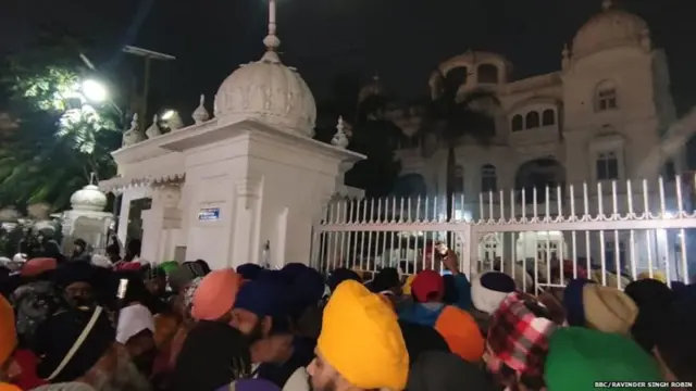 स्वर्ण मंदिर के बाहर लगी हुई भीड़