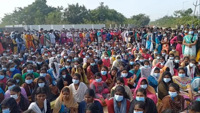 சென்னை - பெங்களூரு தேசிய நெடுஞ்சாலையில் பெண்கள் சாலை மறியல்