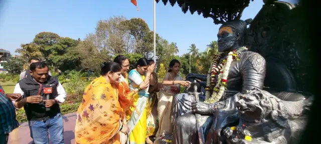 शिवाजी महाराज की प्रतिमा के सामने खड़ी कुछ महिलाएं