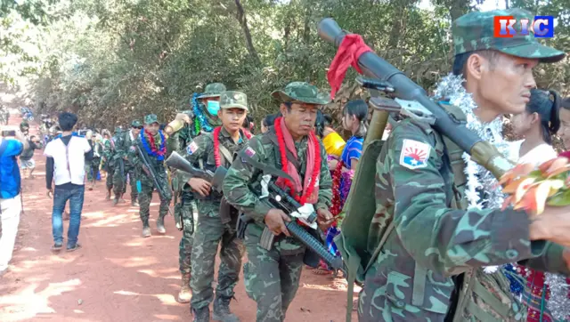 ကြသောင်းဆိပ်ကျေးရွာရှိ BGF-၁၀၁၃ တပ်စခန်းကို သိမ်းယူအပြီး ပြန်လာသည့်  (KNLA)တပ်ဖွဲ့များနဲ့ PDF ပူးပေါင်းတပ်ဖွဲ့ကို ဒေသခံတွေ ကြိုဆိုနေတဲ့မြင်ကွ