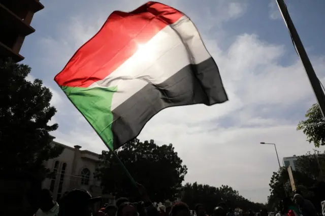 المتظاهرون في السودان لا يبرحون مواقعهم ويستكملون التظاهر ليلا ضد الجيش