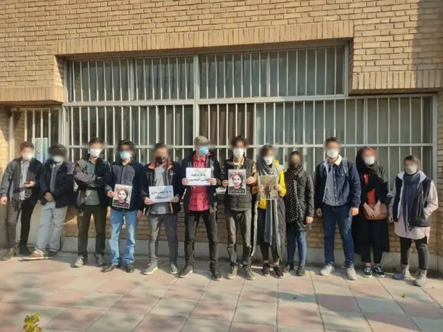 هفته گذشته جمعی از دانشجویان دانشکده علوم اجتماعی دانشگاه تهران برای پیگیری وضعیت لیلا حسین‌زاده تجمع کردند و با رئیس دانشگاه دیدار کردند