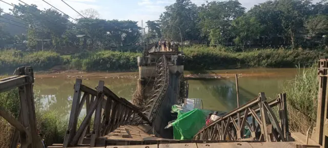 လုံးခင်းက သံဘောင် ဘေလီတံတားတစ်စင်း ကျိုးကျ