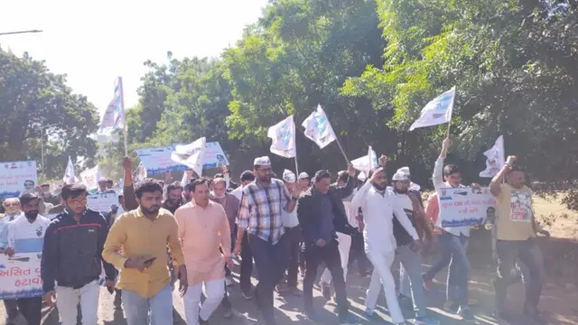 ગુજરાત ભાજપના મુખ્યાલય કમલમ્ ખાતે આમ આદમી પાર્ટીના કાર્યકરોએ ઘેરાવ કર્યો હતો