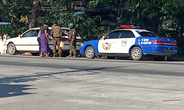 မြောက်ဒဂုံ ဗထူးလမ်း ပေါ်မှာတွေ့ရတဲ့ စစ်ကောင်စီတပ်ဖွဲ့ဝင်များ