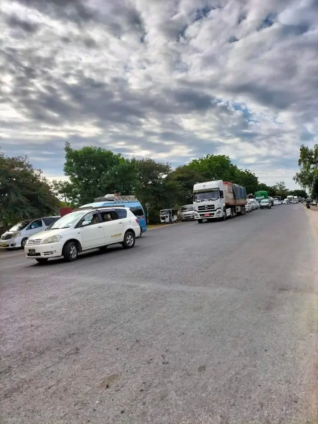 မန္တလေး မုံရွာလမ်းမကြီး မြင်းမူမြို့နယ်မှာ နိုဝင်ဘာလက ပေါက်ကွဲမှုဖြစ်လို့ ကားတွေရပ်ထားတာကို တွေ့ရ