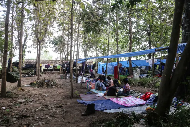 သောင်ရင်းမြစ်ဘေးက စစ်ရှောင်စခန်းတစ်ခု