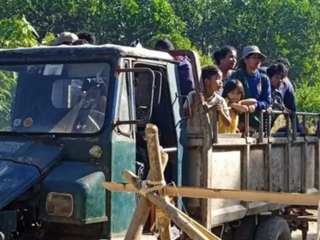 ဒီဇင်ဘာလ ၂၂ ရက်မနက်ပိုင်းမှာ ဘေးလွတ်ရာစစ်ရှောင်ဖို့ပြင်နေကြတဲ့ ခေါင်တိုင်ပြင်ဒေသခံတွေ