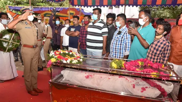 மதுரையில் கட்டட விபத்தில் உயிரிழந்த காவலருக்கு டி.ஜி.பி உள்ளிட்டோர் அஞ்சலி செலுத்தினர்.