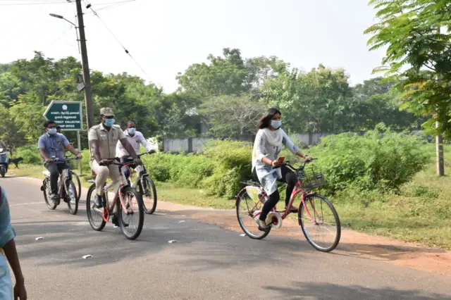 சுற்றுச்சூழல் பாதுகாப்பு விழிப்புணர்விற்காக சைக்கிளில் அலுவலகம் சென்ற திருவாரூர் மாவட்ட ஆட்சியர் காயத்ரி கிருஷ்ணன்.
