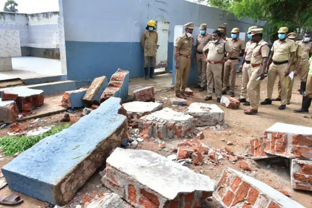 நெல்லை பள்ளி விபத்தில் 3 மாணவர்கள் உயிரிழந்தது குறித்து மனித உரிமை ஆணையம் விளக்கம் கேட்டுள்ளது.