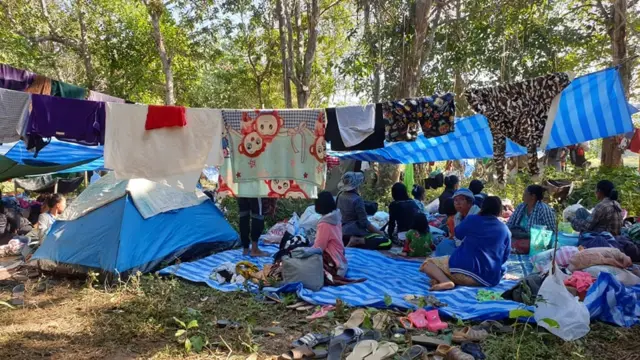 တိုက်ပွဲတွေကြောင့် လေးကေ့ကော်အနီးနားက ရွာတွေက ဒေသခံတွေဟာ မြန်မာ-ထိုင်း ၂ နိုင်ငံနယ်စပ် သောင်ရင်းမြစ်ကမ်းဘေးနားက ဖလူးလေးရွာအထိ စစ်ရှောင်လာနေကြပါတယ်။