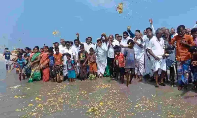 கடந்த 1964ம் ஆண்டு புயலில் உயிரிழந்தவர்களுக்கு தனுஷ்கோடியில் இன்று அஞ்சலி செலுத்தப்பட்டது.