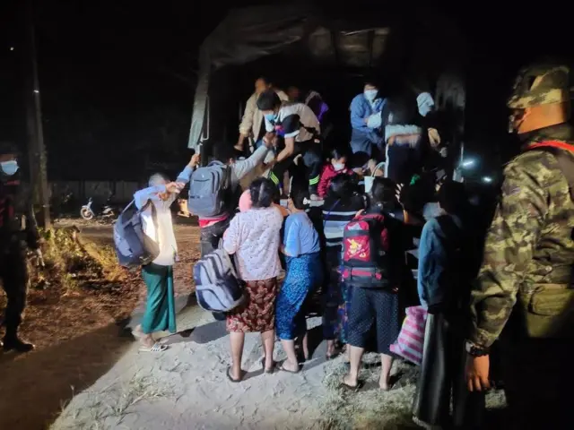 ညတွင်းချင်းထိုင်းဘက်ခြမ်းထွက်ပြေးကြရတဲ့ မြန်မာစစ်ရှောင်တွေ