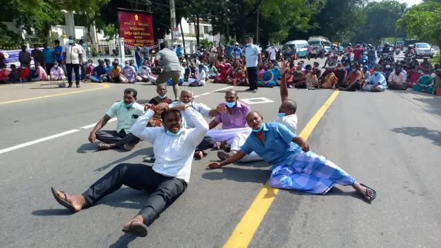 சாலை மறியலில் ஈடுபடும் யாழ்ப்பாணம் மீனவர்கள்