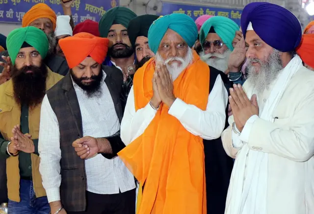किसान नेता बलबीर सिंह राजेवाल (दाहिने से दूसरे)