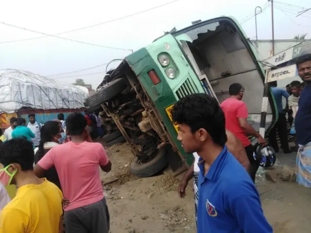 மேட்டுப்பாளையம் அருகே விபத்தில் கவிழ்ந்த அரசுப் பேருந்து