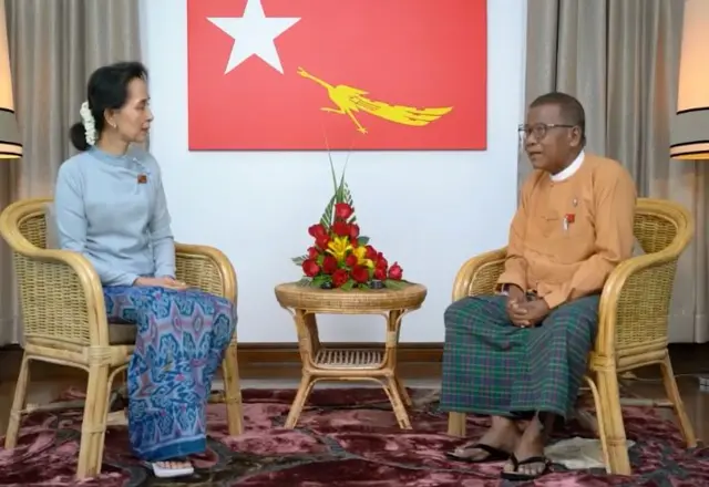 ၂၀၂၀ ရွေးကောက်ပွဲမတိုင်ခင် NLD ပါတီကထုတ်လွှင့်တဲ့ရုပ်သံတစ်ခုမှာ ပါတီဖြတ်သန်းမှုအကြောင်းပြန်ပြောင်းပြောဆိုနေကြတဲ့ ဒေါ်အောင်ဆန်းစုကြည်နဲ့ ဒေါက်တာဇော်မြင့်မောင်