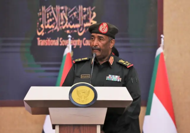 كان مئات الآلاف من الأشخاص ساروا يوم الأحد الماضي إلى القصر الرئاسي وأطلقت القوات الأمنية وابلاً من الغاز المسيل للدموع والقنابل الصوتية لتفريق المتظاهرين الذين كانوا يحاولون تنظيم اعتصام. .