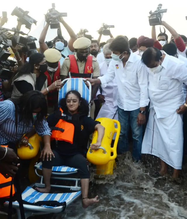 கடலில் கால் நனைக்கும் மகிழ்வில் மாற்றுத்திறனாளி