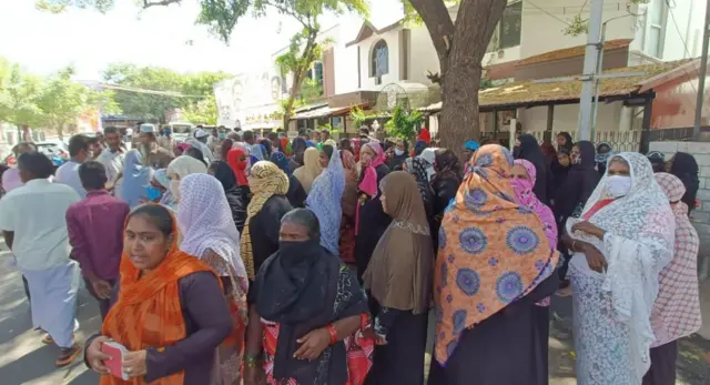 திண்டுக்கல் - அமைச்சர் ஐ.பெரியசாமி  வீடு முற்றுகை