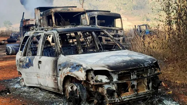 တစ်နေရာတည်းမှာ သတ်ဖြတ်မီးရှို့ခံခဲ့ရသူတွေဟာ စစ်ရှောင်လာသူတွေဖြစ်ပြီး ကလေးနဲ့အမျိုးသမီးတွေအပါအဝင် လူပေါင်း ၃၅ ဦးရှိတယ်လို့ ကရင်နီဒေသကာကွယ်ရေးတပ်ဘက်က ပြောထား